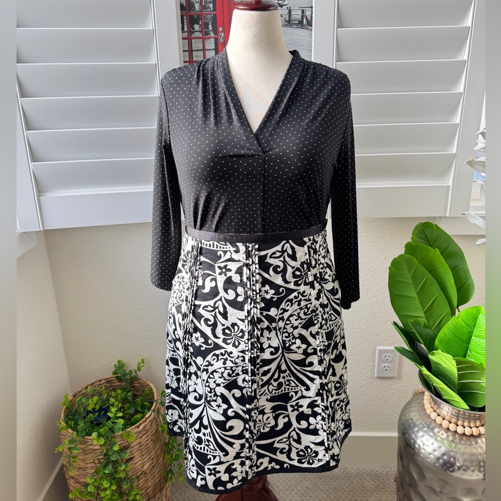 Old Navy Black and White Floral Pencil Skirt